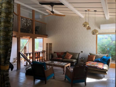 Living room, Seating area