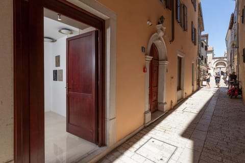 Day, Street view