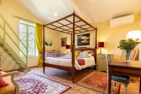 Bed, Photo of the whole room, Decorative detail, Bedroom