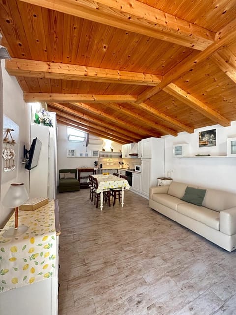 Kitchen or kitchenette, Seating area, oven