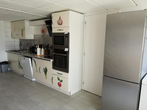 Coffee/tea facilities, Kitchen or kitchenette, dishwasher, oven, stove, toaster