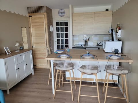 Coffee/tea facilities, Dining area, Beach, dishwasher, microwave, minibar, stove, toaster, washing machine