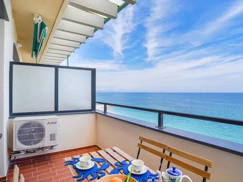 Natural landscape, View (from property/room), Balcony/Terrace, Dining area, Sea view