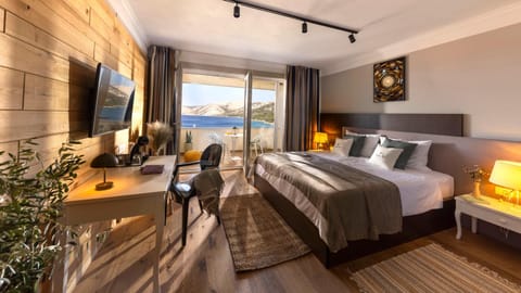 Bed, Natural landscape, TV and multimedia, Photo of the whole room, Bedroom, Sea view