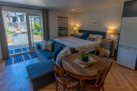 Bed, Dining area, Bedroom, wardrobe, air conditioner