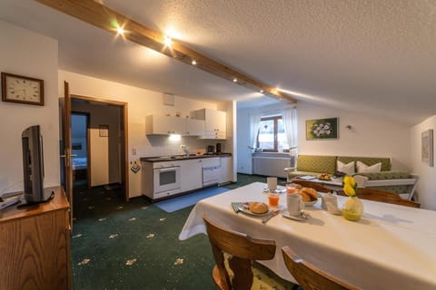 Kitchen or kitchenette, Seating area, Dining area