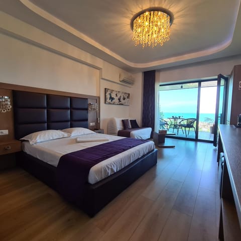 Photo of the whole room, Sea view