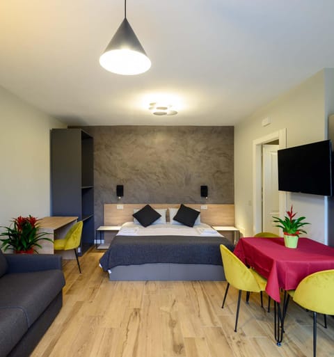 Bed, Photo of the whole room, Seating area, Bedroom