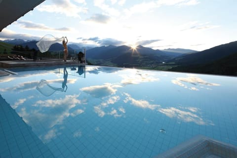 Summer, Balcony/Terrace, Diving, On site, Mountain view, Pool view, Swimming pool, Swimming pool, Sunrise