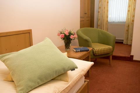 Bed, Seating area