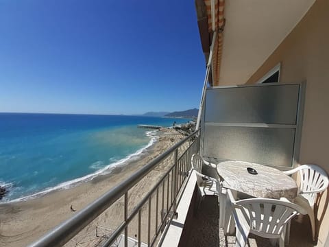 Pietra Ligure attico sul mare con balcone sulla spiaggia e grande terrazza di 25 mq Condo in Pietra Ligure