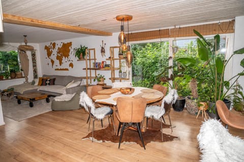 Seating area, Dining area, Garden view