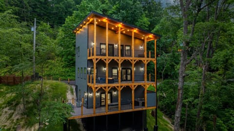 Property building, Natural landscape, Balcony/Terrace
