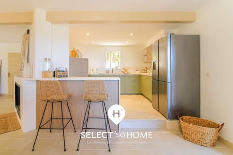 Kitchen or kitchenette, Dining area, oven