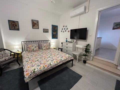 Communal lounge/ TV room, Bed, Seating area, Bedroom