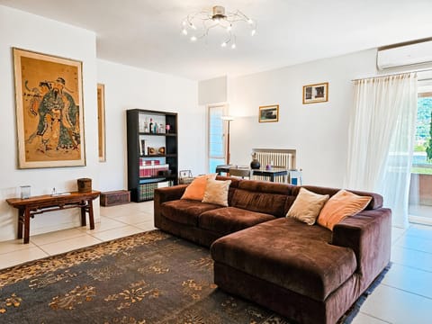 Communal lounge/ TV room, Dining area, air conditioner