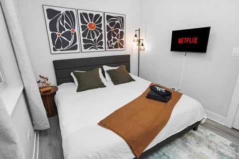 Bed, TV and multimedia, Photo of the whole room, Bedroom