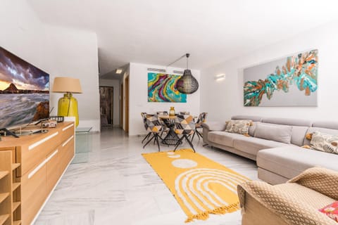 TV and multimedia, Living room, Seating area, Dining area