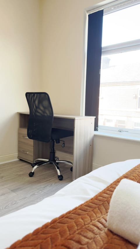 Entire 3 Bedroom House, Salford 60 House in Salford