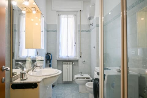 Shower, Toilet, Bathroom, bidet, towels