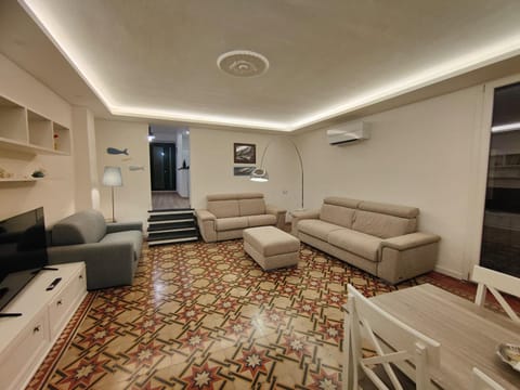 Communal lounge/ TV room, Living room, Seating area, air conditioner