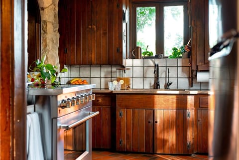 Kitchen or kitchenette, Drinks, oven, stove