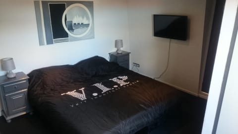 Toilet, Bed, TV and multimedia, Bedroom