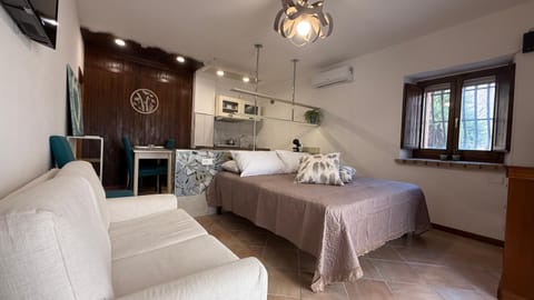 Bed, Photo of the whole room, Seating area, Bedroom, air conditioner