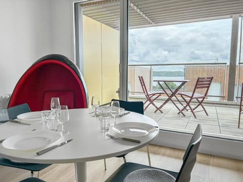 Natural landscape, View (from property/room), Balcony/Terrace, Living room, Seating area, Dining area, Sea view