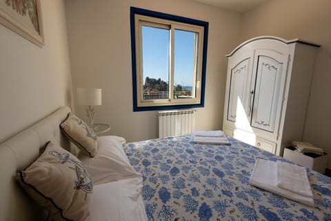 Photo of the whole room, Decorative detail, Bedroom, Landmark view, Sea view