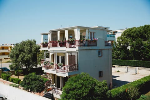 Facade/entrance, Bird's eye view