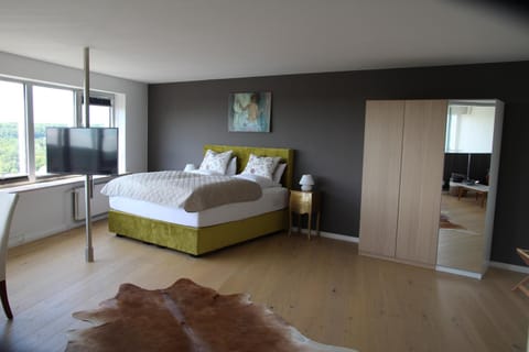 Bed, Photo of the whole room, Seating area, Bedroom