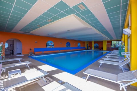 Swimming pool, sunbed
