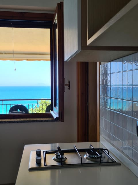 Kitchen or kitchenette, Sea view