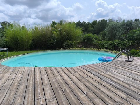 Swimming pool, sunbed