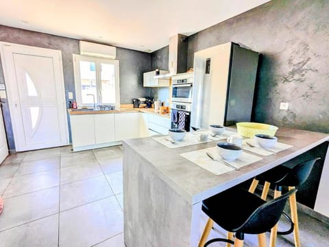 Kitchen or kitchenette, dishwasher, oven, stove