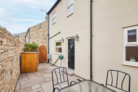 Property building, Patio, Dining area