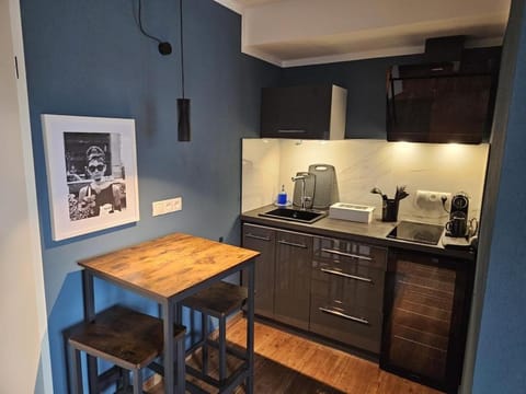 Coffee/tea facilities, Kitchen or kitchenette, Dining area, oven