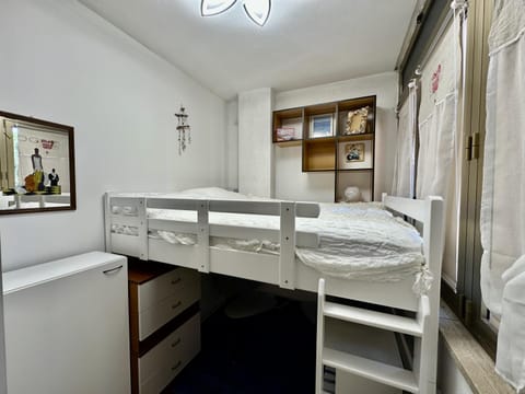 Bedroom, bunk bed