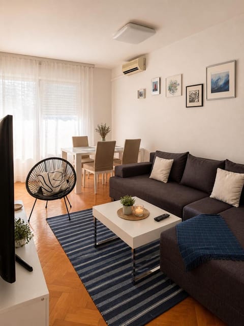 TV and multimedia, Living room, Seating area, air conditioner
