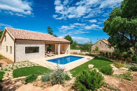 Property building, Natural landscape, Garden, Pool view, Swimming pool, sunbed