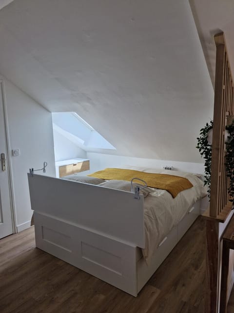 Bed, Photo of the whole room, storage