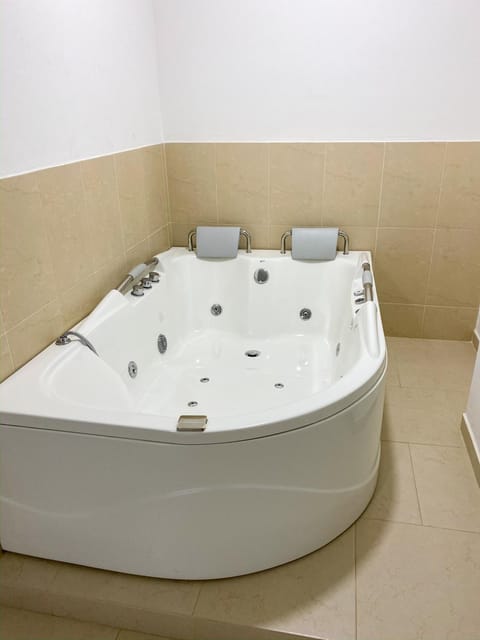 Bathroom, Spa and wellness centre/facilities