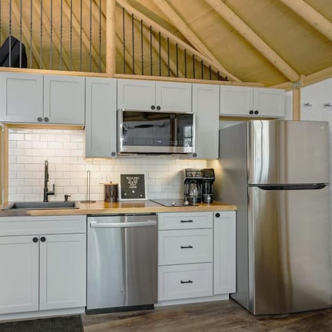 Gentry- Luxury Yurt-Cabin - Family Glamping Canyon Lake w Private Hot Tub Cabin in Canyon Lake