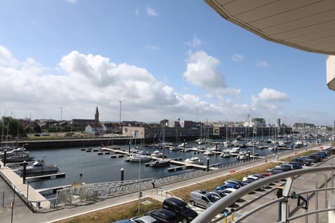 Property building, Day, Activities, City view, Location, Parking