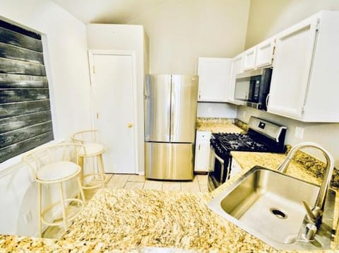 Entire Home Near Montwood Zaragoza House in El Paso