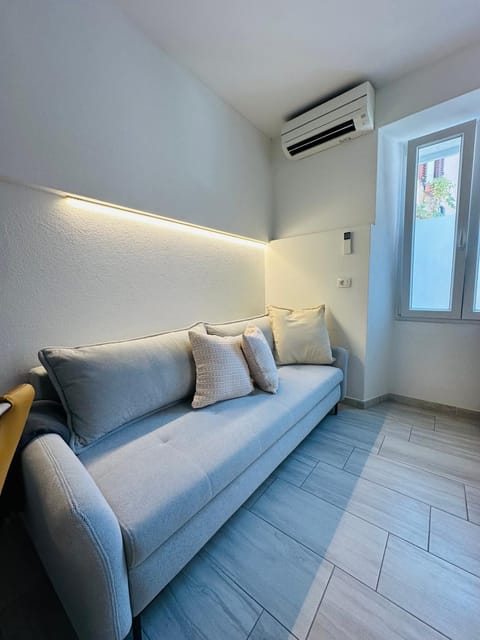 Living room, Seating area, air conditioner