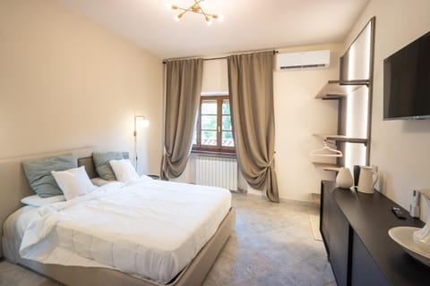 Bed, TV and multimedia, Photo of the whole room, Bedroom, air conditioner