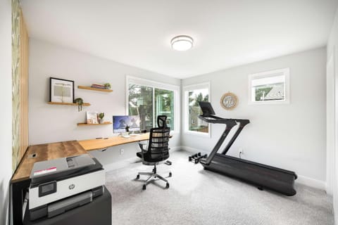 Modern 4BR Family Oasis - Treehouse Bunk &Game Room House in Lake Forest Park