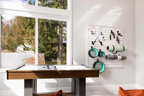 Modern 4BR Family Oasis - Treehouse Bunk &Game Room House in Lake Forest Park